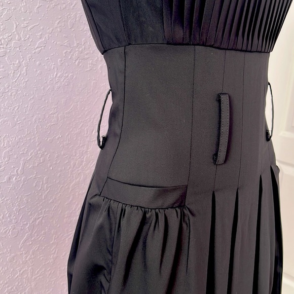 ALICE & OLIVIA ELEGANT BLACK MINI DRESS WITH FITTED SILHOUETTE AND PLEATS - Picture 7 of 11